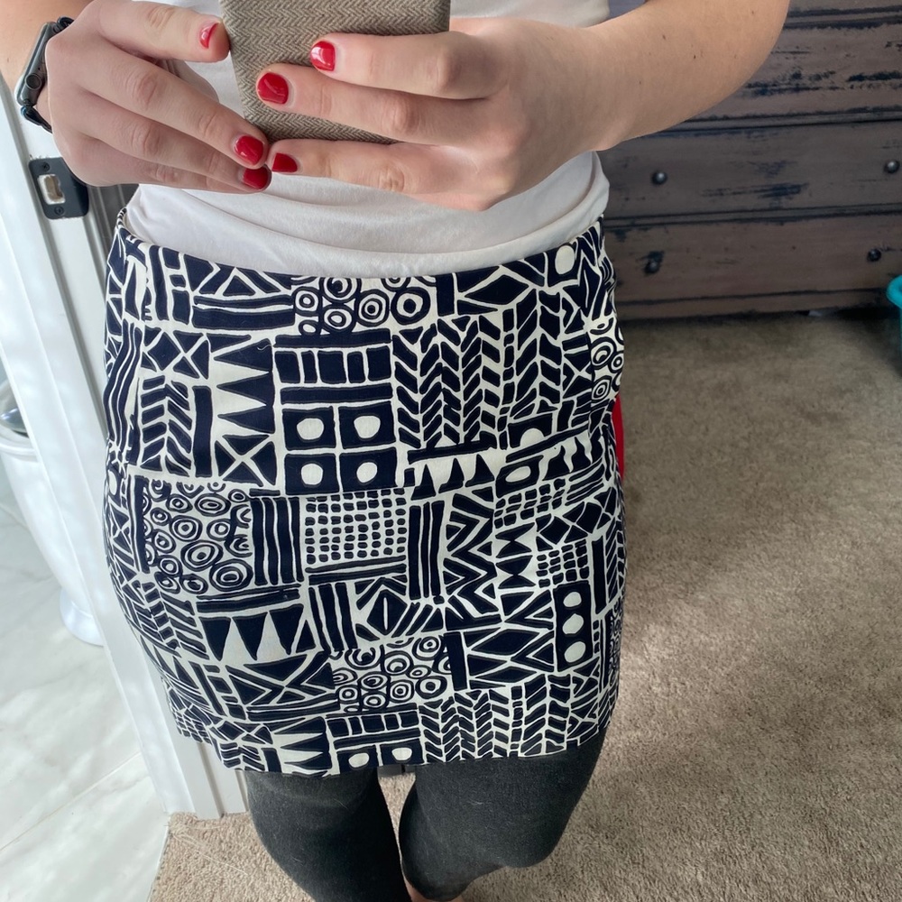 Patterned short pencil skirt